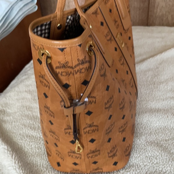 MCM Medium Liz Shopper Tote (W/POUCH AND DUSTBAG) - Picture 6 of 16